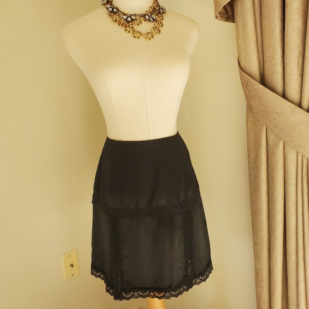 Black lace hem with dual front slit mini skirt
